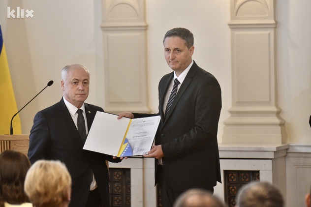 Denis Bećirović preuzima certifikat od predsjednika CIK-a Suada Arnautovića (Foto: T. S./Klix.ba)