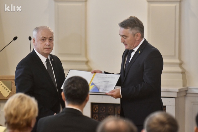 Željko Komšić  preuzima certifikat od predsjednika CIK-a Suada Arnautovića (Foto: T. S./Klix.ba)