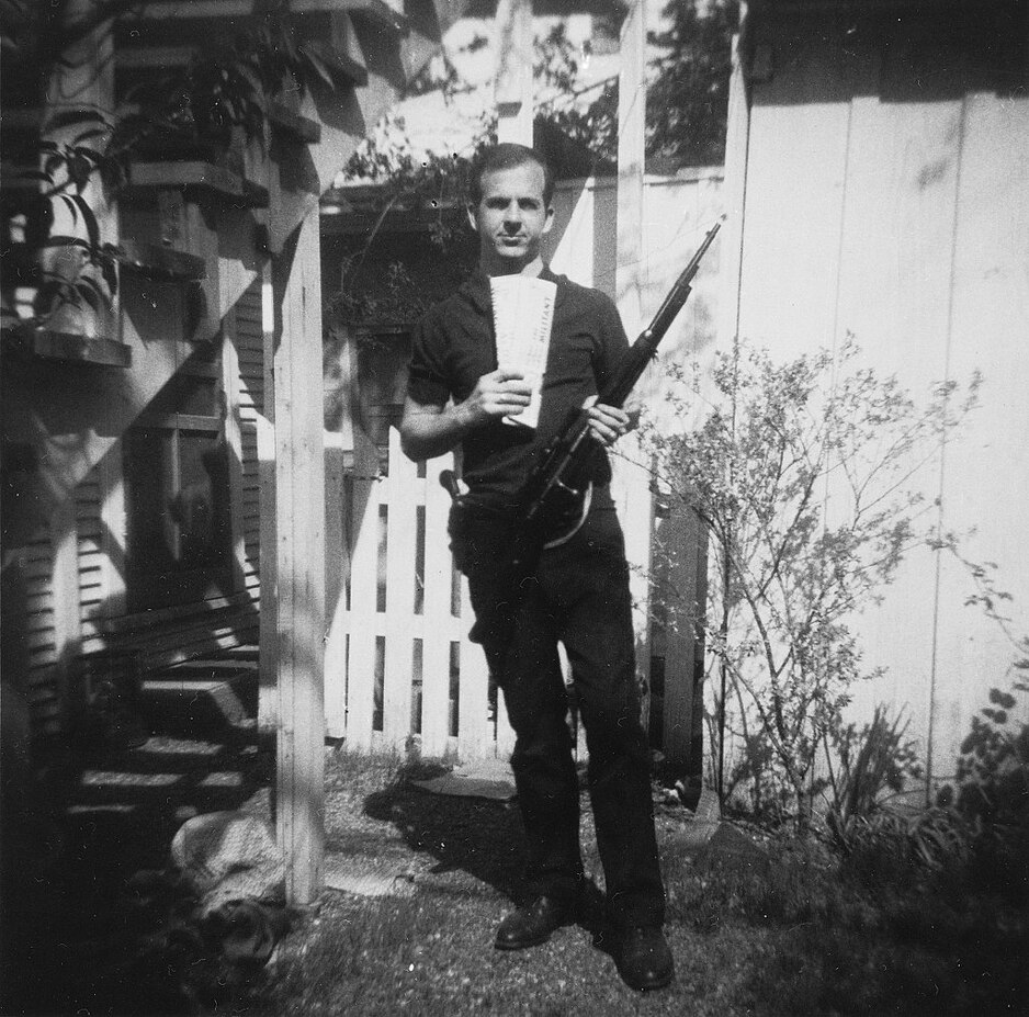 Lee Harvey Oswald pozira s puškom s kojom je izvršen atentat