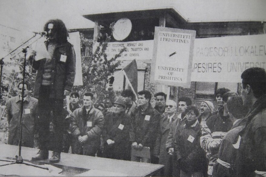 Albin Kurti za govornicom na protestima 1997. godine (Foto: Twitter)