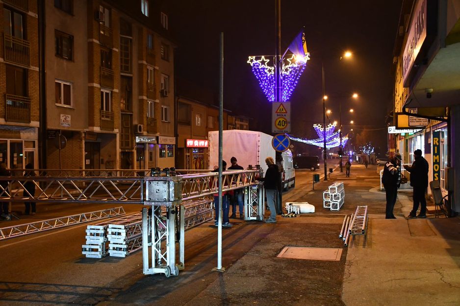 Bina se večeras postavlja