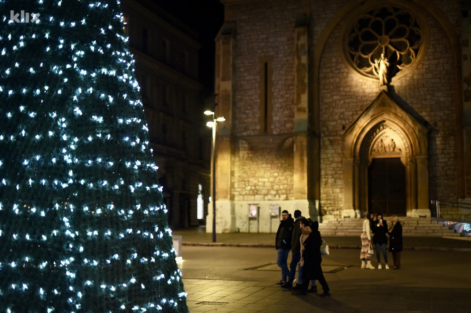 Prvi novogodišnji ukrasi stigli su u Sarajevo (Foto: D. S./Klix.ba)