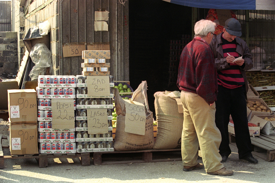 Trgovina sa istaknutim cijenama u Njemačkim markama, 1996. godina (Foto: EPA-EFE)
