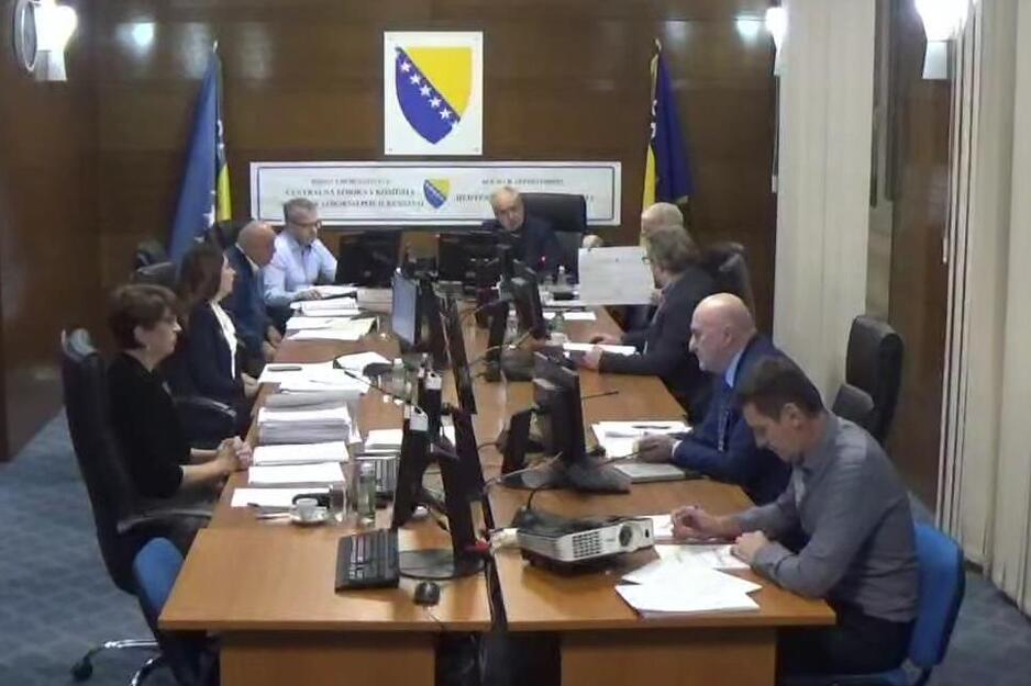 CIK ipak prihvatio sporni listić: O petom delegatu u Dom naroda iz RS-a će odlučiti žrijeb 1 Član CIK-a Ahmed Šantić pokazuje uvećanu verziju spornog listića