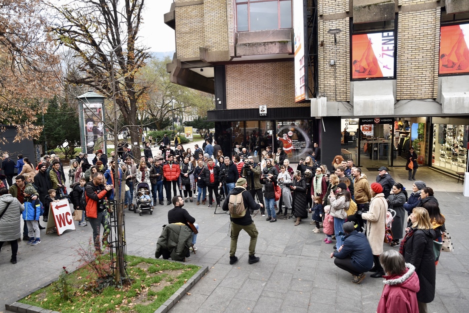 Ispred sarajevske Tržnice publika je plesala i pjevala zajedno s Markom (Foto: T. S./Klix.ba)