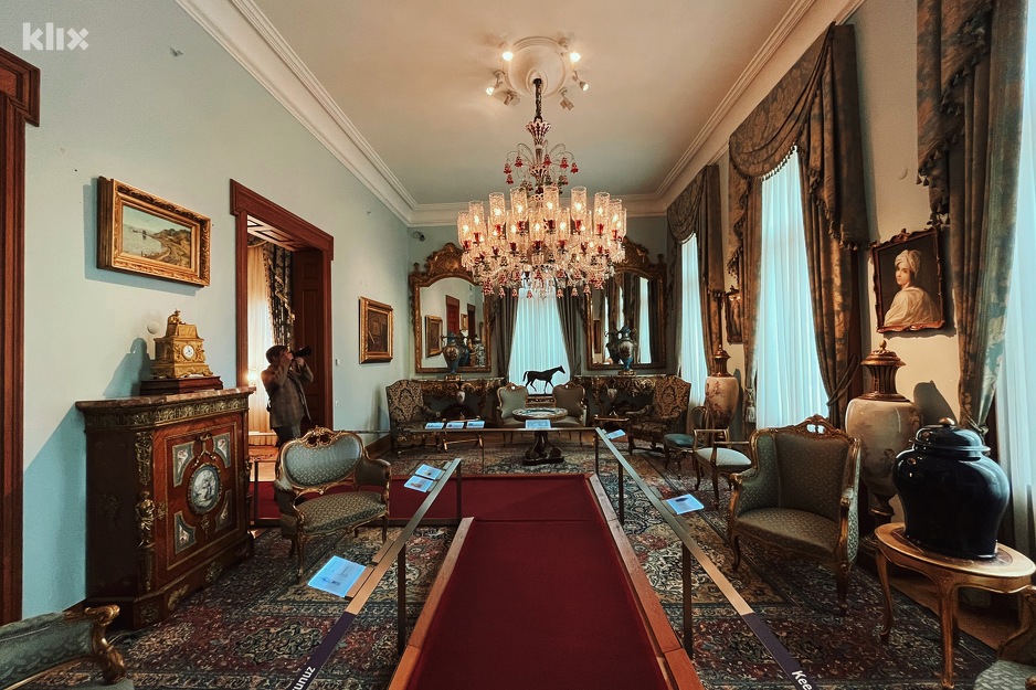 Unutrašnjost muzeja je veličanstvena i sadrži bogatu zbirku umjetnina