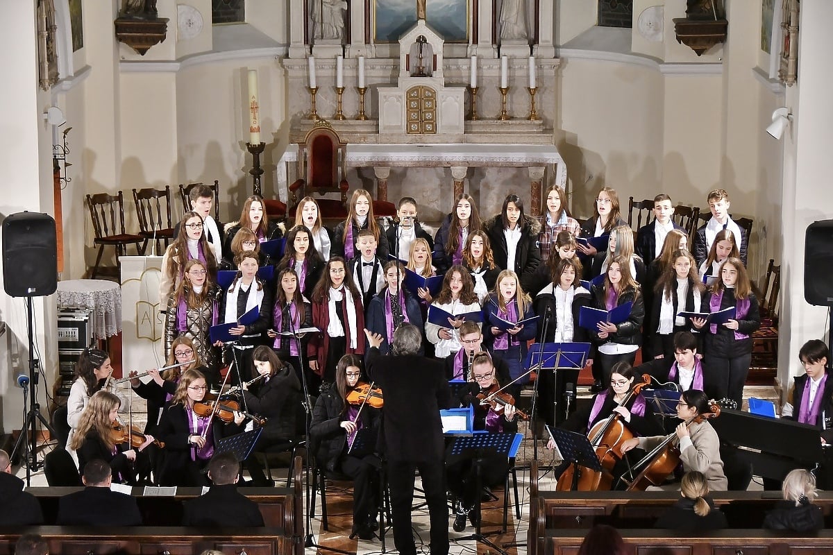 Adventski koncert u crkvi Presvetog Trojstva (Foto: I. Š./Klix.ba)