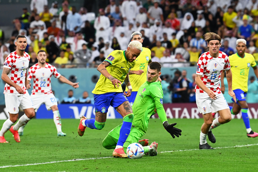 Trenutak kada je Neymar prošao pored golmana Livakovića, a nakon toga doveo Brazil u vodstvo od 1:0 (Foto: EPA-EFE)