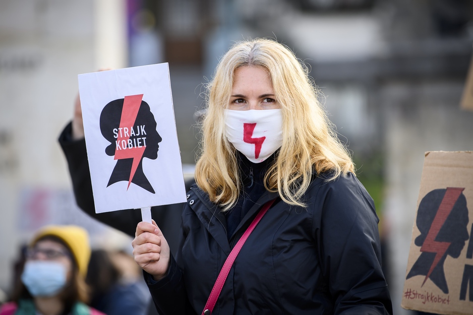 Zakon o abortusu pokrenuo velike proteste žena u Poljskoj (Foto: EPA-EFE)