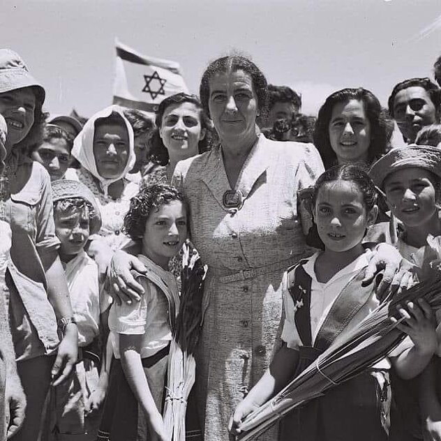 Golda Meir, u sredini (Izvor: Twitter)