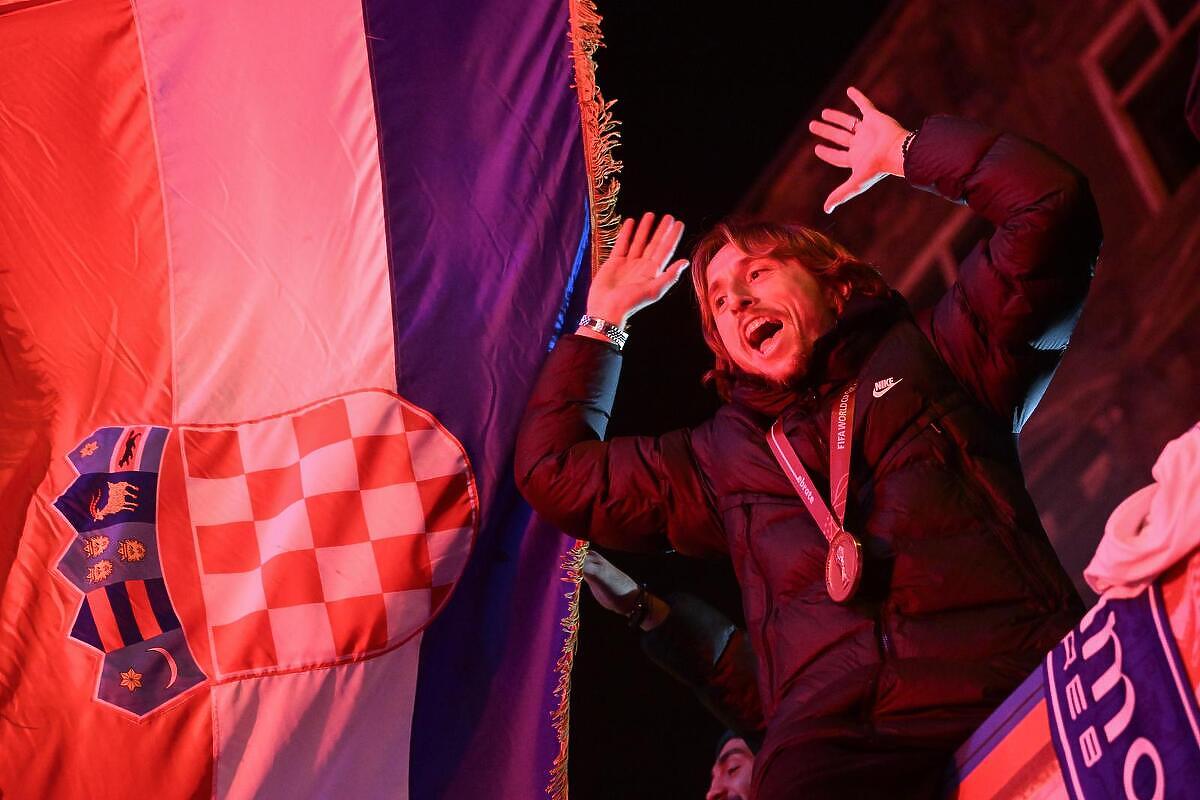 Modrić na dočeku u Zagrebu (Foto: Marko Lukunić / PIXSELL)