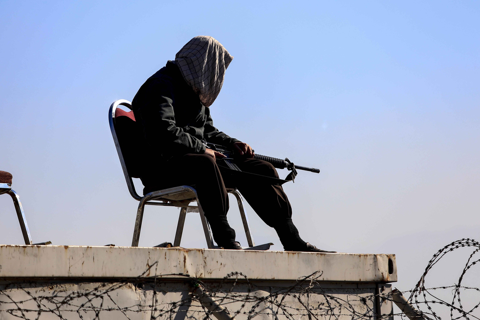 Talibanski čuvar na zidu ispred Univerziteta (Foto: EPA-EFE)