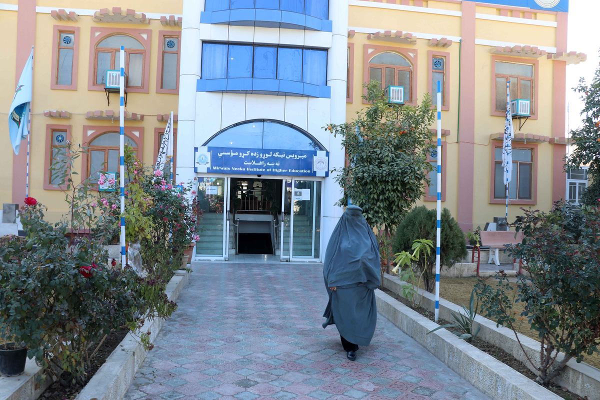Afganistanka napušta Univerzitet u Kabulu (Foto: EPA-EFE)