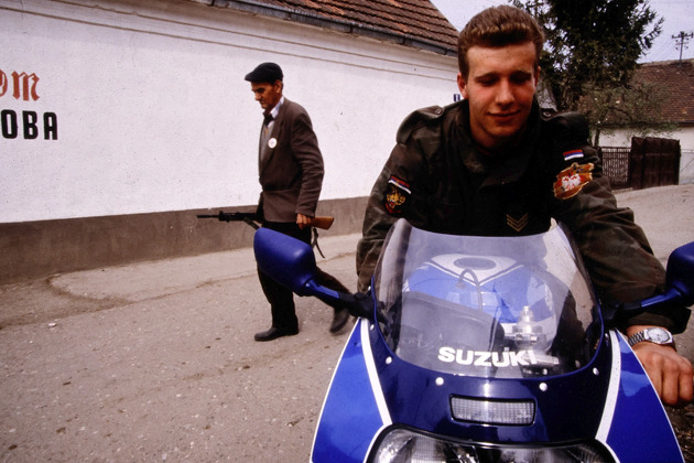 Srđan Golubović na motociklu u Bijeljini 1992. godine (Foto: Ron Haviv)