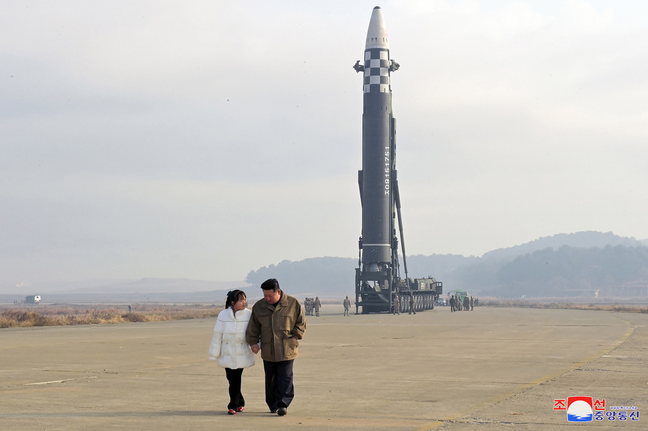 Kim i njegova kći na poligonu za testiranje rakete Hwasongpho-17 (Foto: EPA-EFE)