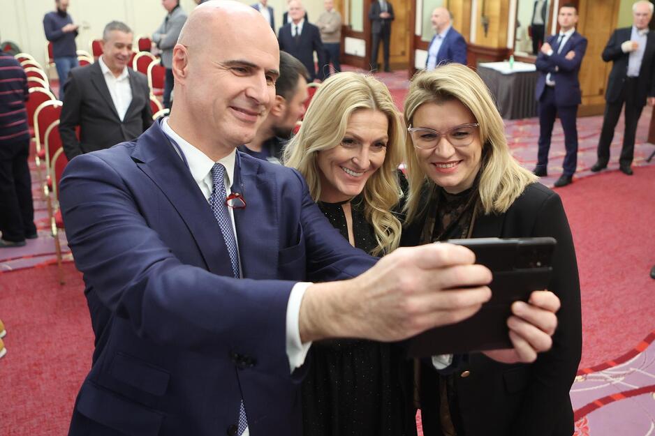 Raspoložena Janica na svečanoj dodjeli nagrade Hrvatskog skijaškog saveza