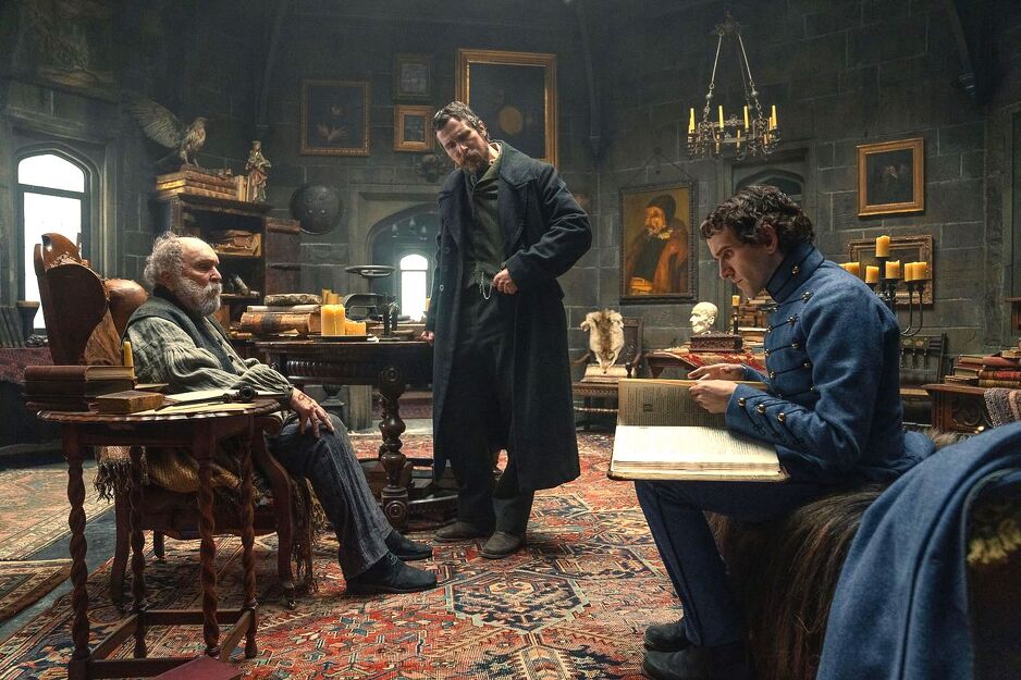Robert Duvall, Christian Bale i Harry Melling u filmu The Pale Blue Eye