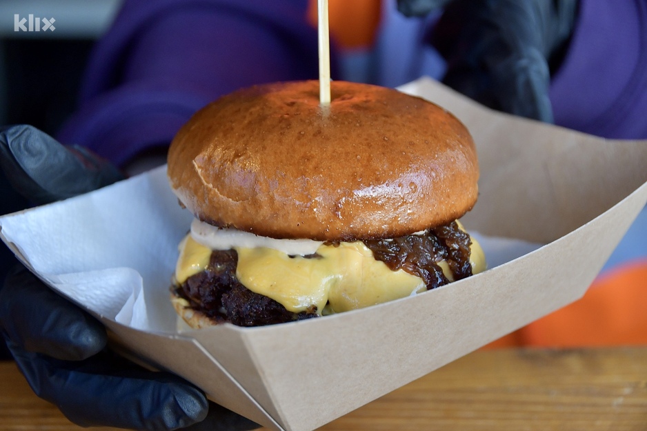 Štand Burger stop dolazi iz Mostara, a nudi slasne hamburgere (Foto: I. Š./Klix.ba)