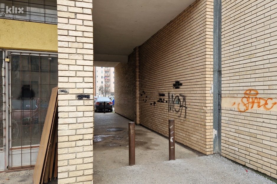 Prolaz zgrade u kojem se dogodio napad (Foto: Klix.ba)