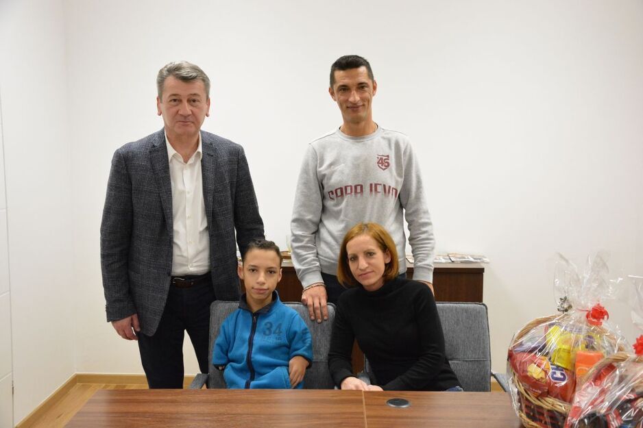 Ibrahim Hadžibajrić s Harunom i njegovim roditeljima