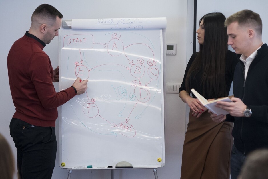 Svoje znanje redovno prenosi na mlađe uposlenike svoje kompanije