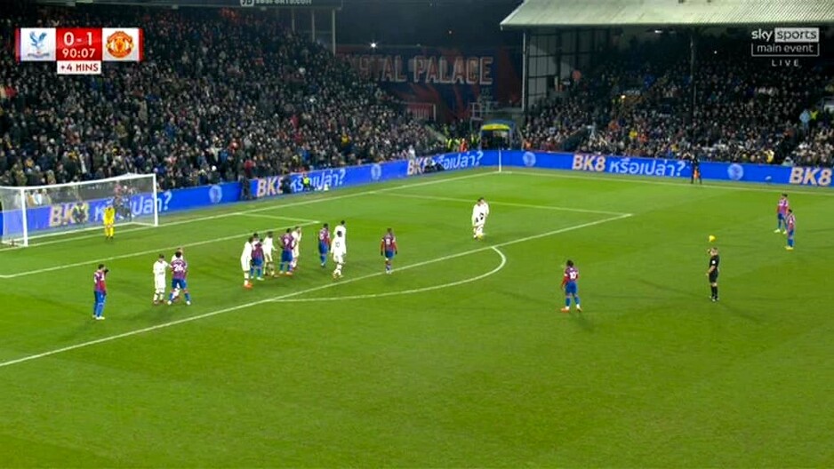 Olise je sjajno izveo slobodan udarac nakon što je pomjerio loptu naprijed (Foto: Screenshot)