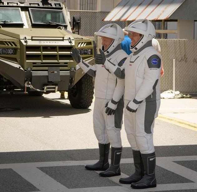 Pripadnici NASA-e ispred Senatora (Foto: Roshel.ca)
