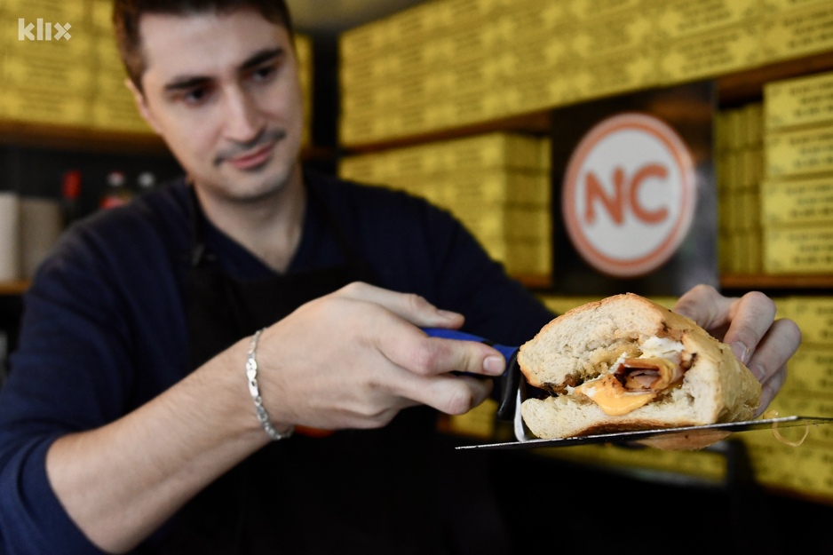 Neno je danas na Street Food Marketu pravio svoj premium zidarski sendvič (Foto: D. S./Klix.ba)