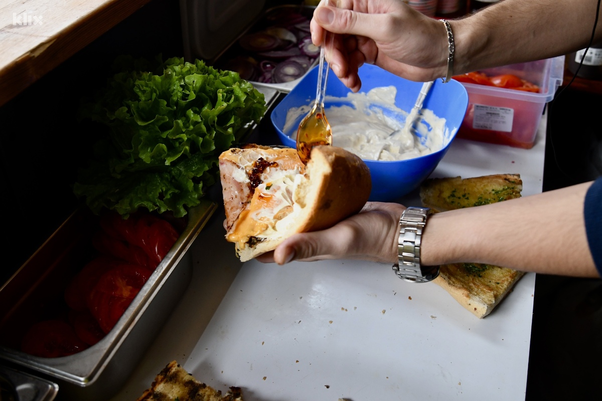 Nenin premium zidarski sendvič bio je za prste polizati (Foto: D. S./Klix.ba)