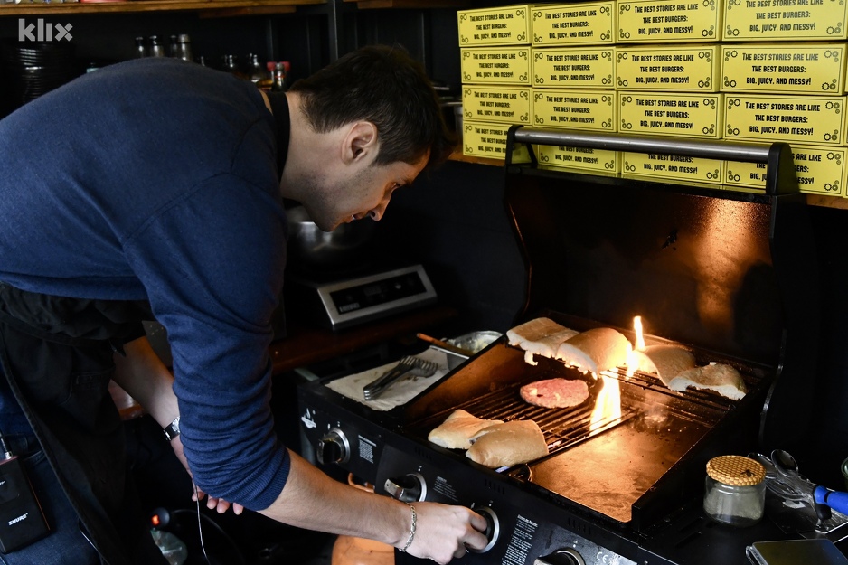 Neno je danas na Street Food Marketu pravio premium zidarski sendvič (Foto: D. S./Klix.ba)