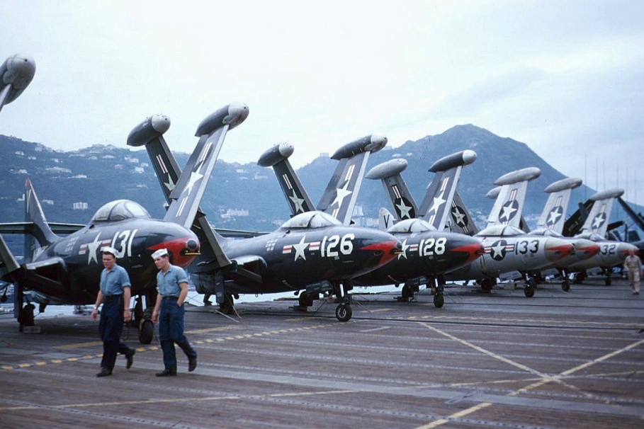 F9F na nosaču aviona