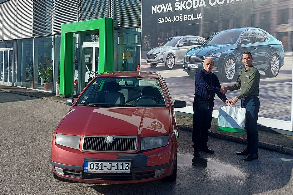 Mirsad Ćosić sa Škoda prodajnim savjetnikom Suadom Alibegovićem.
