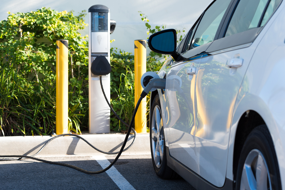 Punjenje električnog automobila pomoću kabla za napajanje © Shutterstock