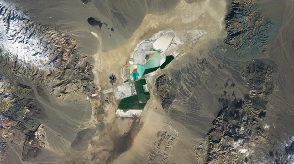 Satelitska slika rudnika litija u SAD-u (Foto: NASA Earth Observatory/Lauren Dauphin)