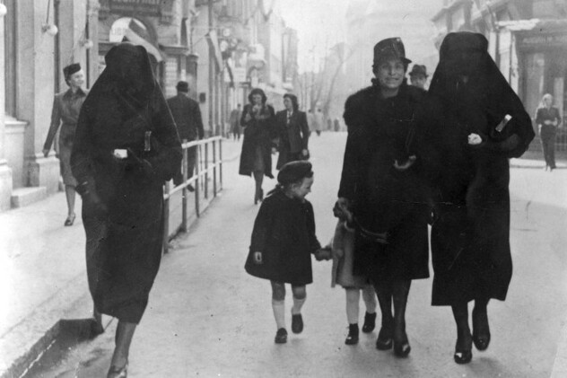 Zeineba Hardaga drži za ruku Rifku Kabiljo kako bi sakrila žutu traku