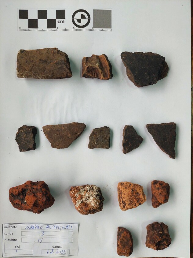 Ostaci keramike sa Alibegovića kod Usore (Foto: Institut za arheološka istraživanja)