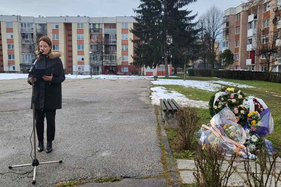 Cvijeće je položila i Darja Softić - Kadenić