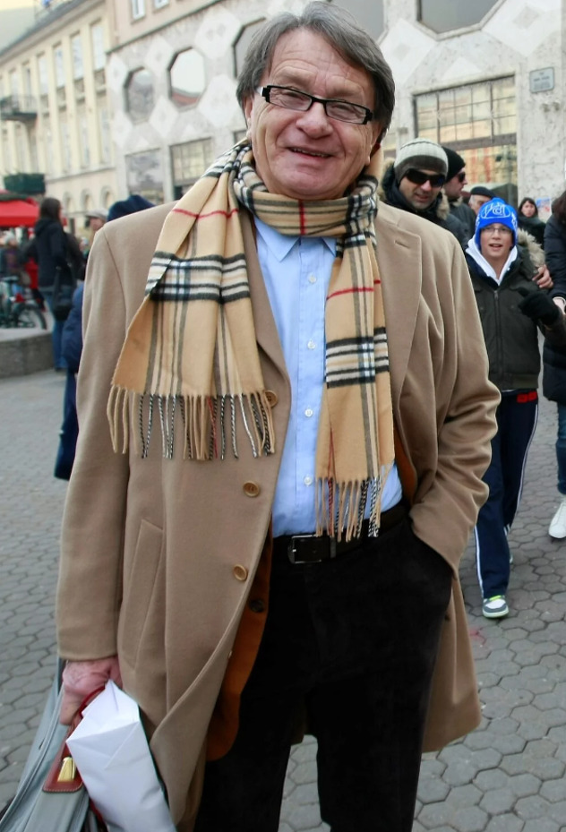 Ćiro je kroz godine nosio različite šalove (Foto: Twitter)