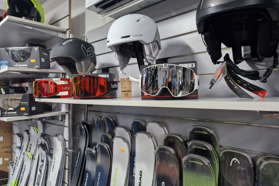 Širok asortiman ski i opreme za planinarenje