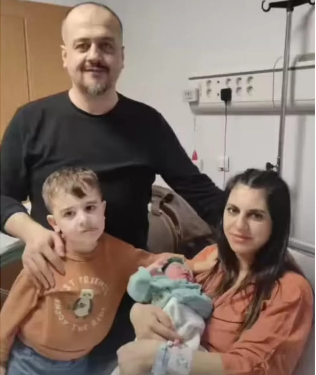 Spašena porodica (Foto: BBC)