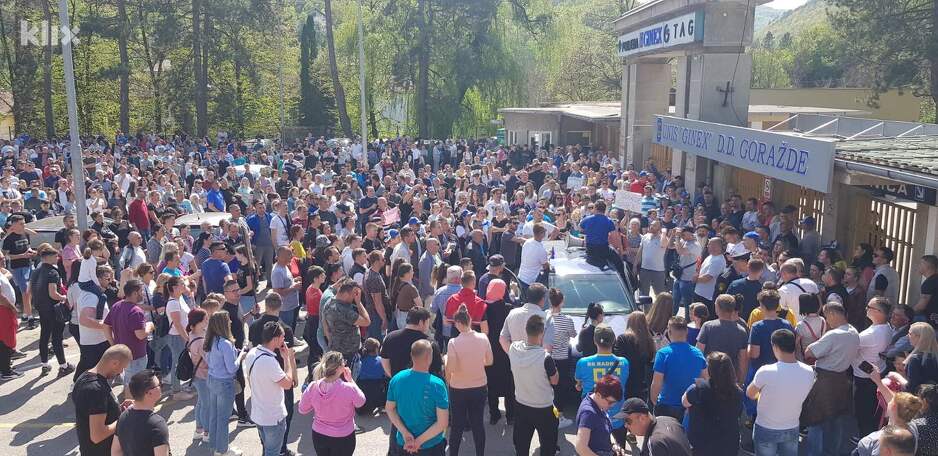 Negodovanje radnika zbog pokušaja smjene direktorice Munevere Fočo (Foto: E. A./Klix.ba)