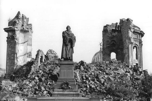 Kip Martina Lutera ispred potpuno razorene Frauenkirche