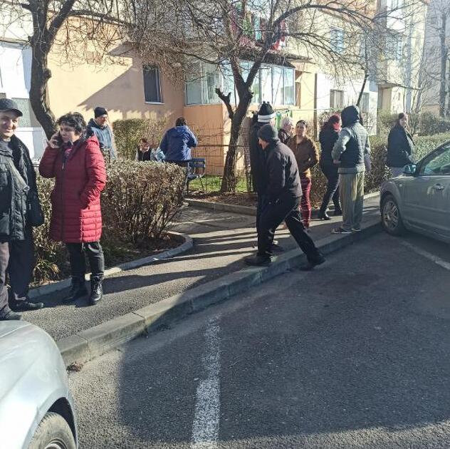 Građani su usljed potresa iz zgrada izašli na ulicu