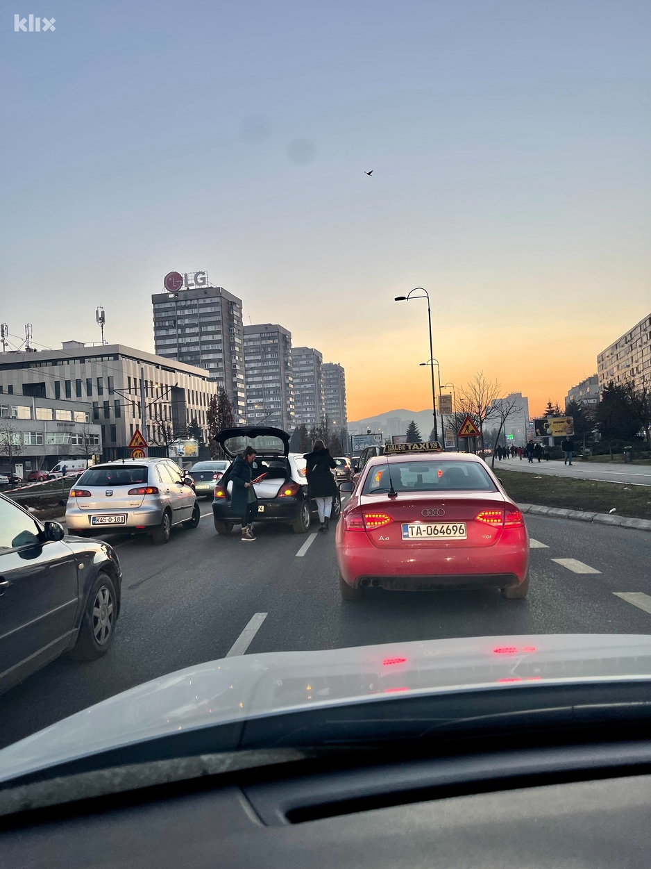 Vozilo u kvaru na Dolac Malti (Foto: Klix.ba)