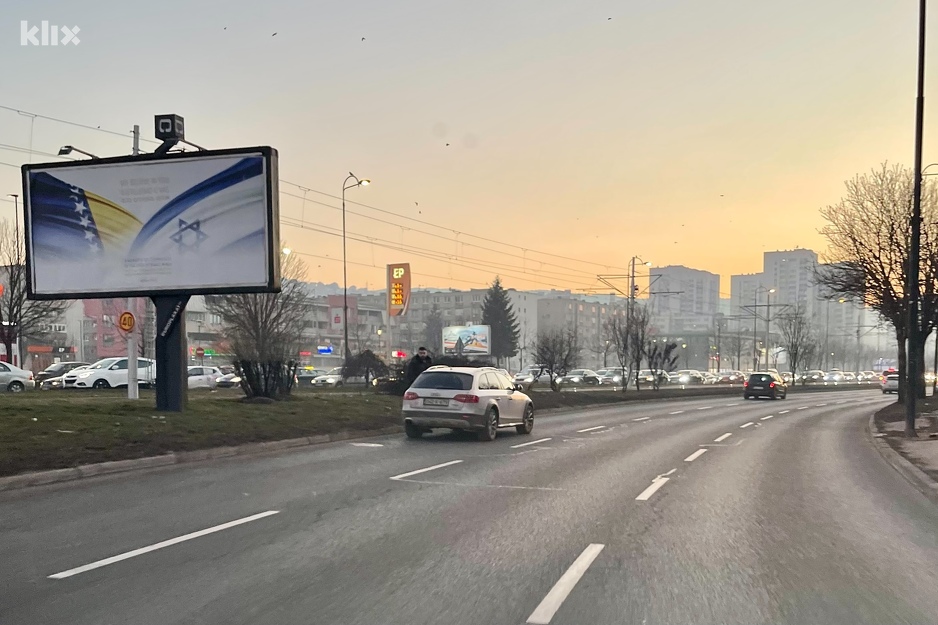 Vozilo u kvaru na Čengić Vili (Foto: Klix.ba)