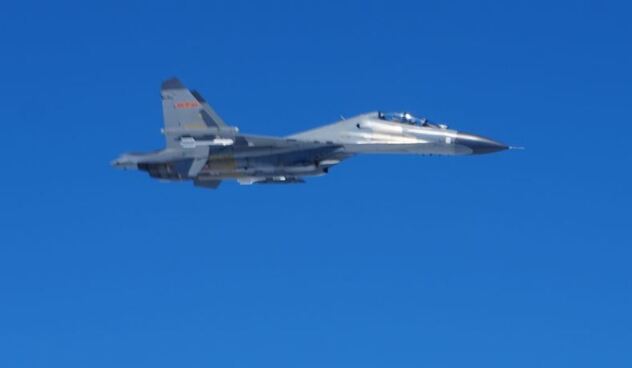 Kineski borbeni avion presreo američki: Ne približavajte se više ili snosite svu odgovornost 1 Kineski borbeni avion PLA J-11, viđen iz izviđačkog aviona P-8A američke mornarice iznad Južnog kineskog mora u petak, CNN