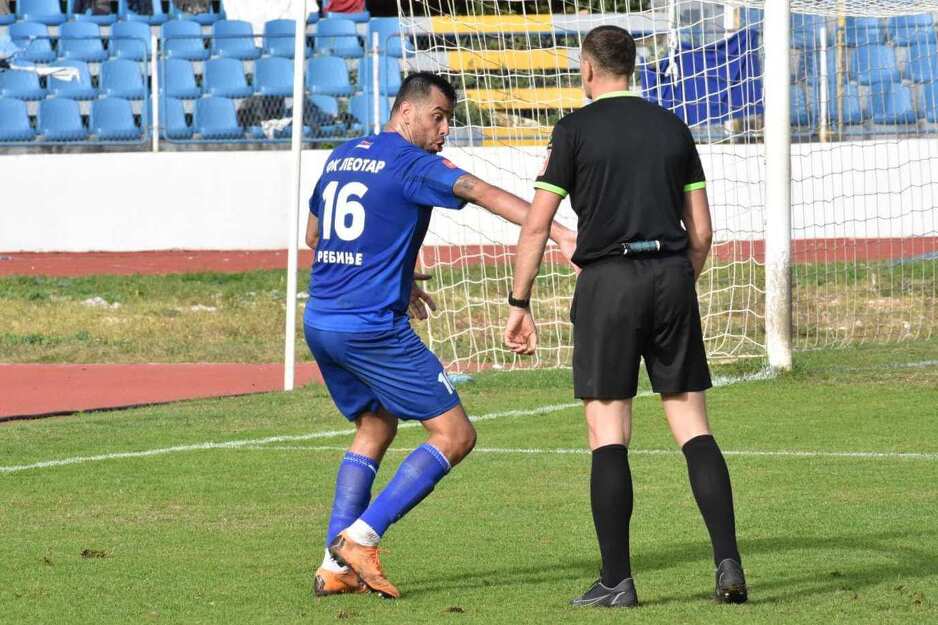Handžić u jednoj od ranijih utakmica u dresu sa zastavom RS-a (Foto: FK Leotar)