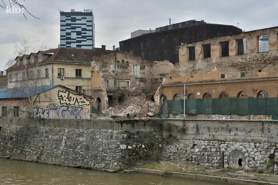 Zgrada na obali Miljacke koja se djelimično urušila (Foto: I. Š./Klix.ba)