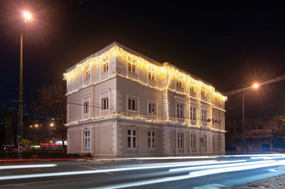 Obnovljena zgrada neposredno uz centralu (The Place)