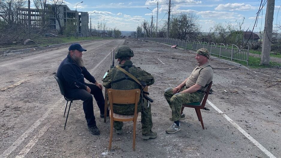 Oleksandr Kovalov, lijevo, sastaje se s ruskim general-pukovnikom Andreyem Sychevoyem, u sredini, i njegovim FSB-ovim kontaktom Valentinom Kryzhanovskyjem, desno, na napuštenoj cesti u Mariupolju (Foto: CNN)